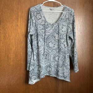Long sleeved paisley gray light sweater